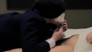 Aoi le hace una mamada a cambio... ¡y de repente se le pone a cien! Lo que pasa después...
