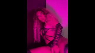 Sexy Shemale Stripping in Dessous nur für dich