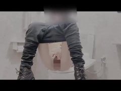 【個人撮影　痴女】欲求不満のスレンダーな日本人人妻は公衆トイレで声を我慢しながらクチュクチュいやらしい音立てながらオナニー潮吹き絶頂止まらない　日本人　素人　美人日本人　可愛い　お漏らし　携帯撮影 - Screenshot 16 of 16 - Japanese