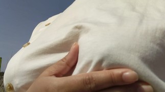 Японка тайком массирует грудь во время прогулки♥️