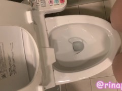 【現役JD】トイレで立ちションしてみた♡ - Screenshot 3 of 16 - Peeing