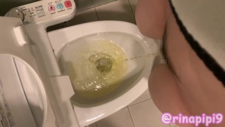 Ein aktueller College-Student pinkelt im Stehen in einer Toilette♡