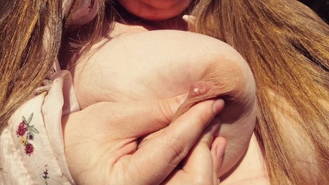 Zwanger, Borstvoeding, Jonge moeder, Zelfgemaakt in het park borsten melken Pompen in een openbare p