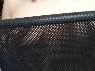 椅子の背もたれで乳首オナニーする日本人女性♥️メッシュ生地で乳首が勃起してイクッ💕