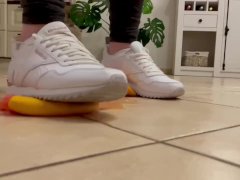 My reeboks squished the juice out of this grapefruits 😈 a spontaneous clip😜 enjoy it !