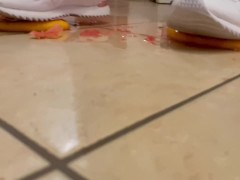 My reeboks squished the juice out of this grapefruits 😈 a spontaneous clip😜 enjoy it !
