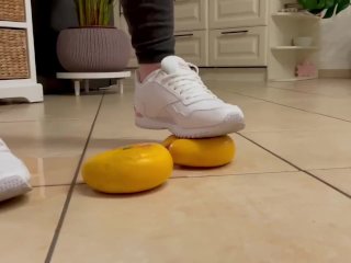 My reeboks squished the juice out of this grapefruits 😈 a spontaneous clip😜 enjoy it !