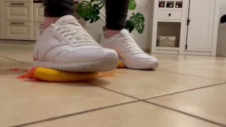 My reeboks squished the juice out of this grapefruits 😈 a spontaneous clip😜 enjoy it !