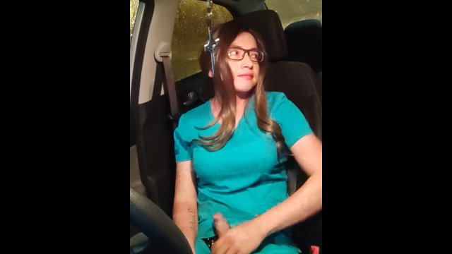 Me masturbo en mi coche dentro de un estacionamiento 😈