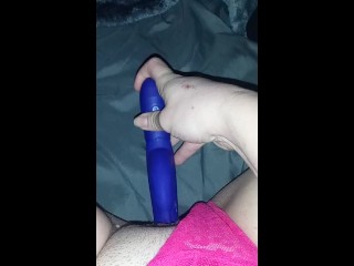 Милфа получает свое раннее утреннее соло быстро, крупным планом, красивая розовая киска Pt 1