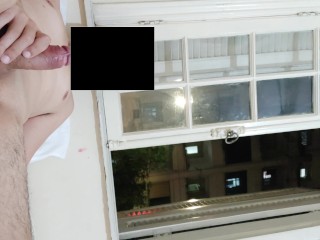 Masturbation Risquée Clignotante à La Fenêtre Ouverte Devant Le Quartier 2