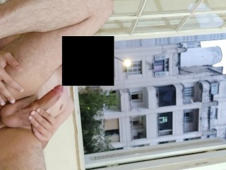 Riskante Masturbatie Knippert Bij Open Raam Voor De Buurt 3