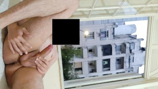 Masturbation risquée clignotante à l’ouverture de la fenêtre devant le quartier 3