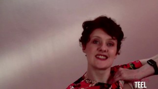 顽皮的詹妮弗·乔伊（Jennifer JOI）告诉你在自己射精时撕掉你的T恤