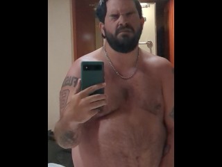 爸爸博德意大利裔美国人在游轮舱里抚摸公鸡