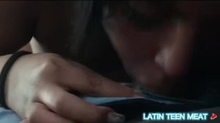 18 anni teen latina studente succhia tutto il latte dal cazzo di papà.. È una brava ragazza sloopy.