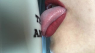 Red lippen in een kopje