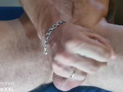 Качок дрочт хуй сидя на диване