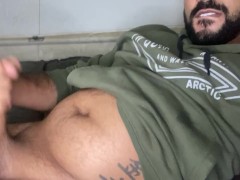 Barbudo do sorriso lindo batendo punheta até lambuzar de porra masturbando com Pau gozado safado