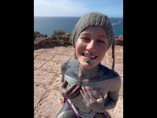 Chica Hippie Feliz Teniendo Una Gran Corrida En Su Cara Después De Ser Follada Analmente En Público
