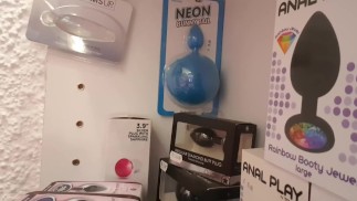 Dernière partie. On est dans un Sex Shop. Il parle au vendeur. Je leur montre ma chatte.