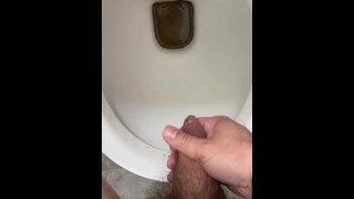 Fazendo xixi enquanto masturbava