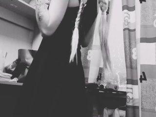 Не удержалась и трахнула себя, выебала до оргазма чужими секс-игрушками