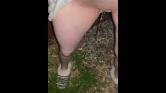 Pisser à l’extérieur Pipi désespéré en public vessie pleine ne pouvait pas le tenir Amateur Petite Girl Omorashi