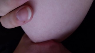 IL MIO RAGAZZO HA DECISO DI SUCCHIARMI I CAPEZZOLI...