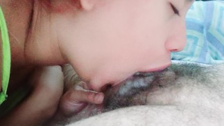 он схватил меня за голову и заставил глотать яйца и член, я люблю глотать все🍆⚽️⚽️🤤😋