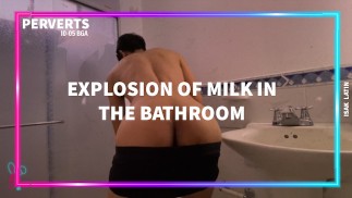 EXPLOSION HEISSER MILCH, KOLUMBIANER UNTER DER DUSCHE