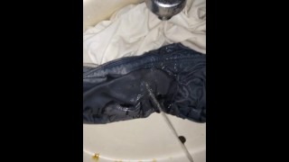 pisciare vestiti nel lavandino