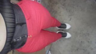 Mijn rode roze broek testen met mijn opgeblazen benen, voelt klein