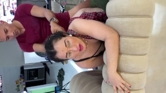 трахает школьницу вчетвером