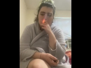 Fumando Enquanto Brinco com Minha Buceta Molhada