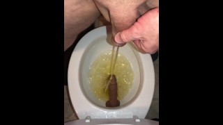 Pisse et sperme sur mon gode ventouse dans les toilettes puis suce le sperme de la pointe