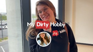 MyDirtyHobby - Nerdy babe neukt en creampied in het openbaar