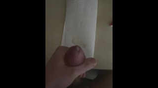 Masturbación rápida semen en un poco de papel