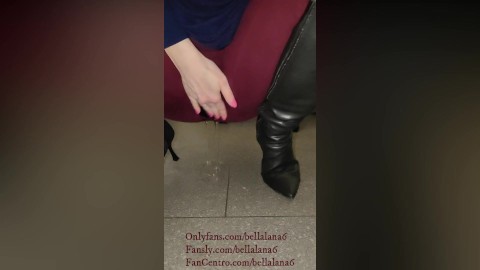 Profesora está tan cachonda que no puede resistirse a esconderse debajo de su escritorio y chorro en leggings