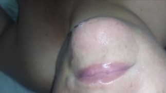 射精在妻子的嘴里和脸上慢动作