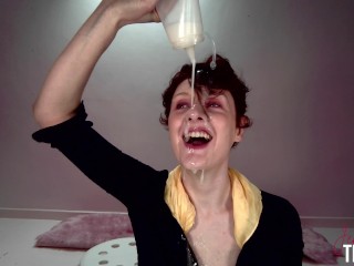 Пользовательский запрос: Сдержанная деловая женщина находит ролевую игру в Glory Hole