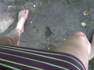 Помечаю свою территорию, писаю в лесу