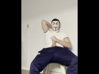 Minet Portant un Masque Anonyme Branle Devant La Caméra