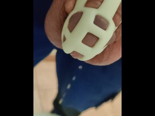 工作中的娘娘腔荡妇想像男孩一样撒尿，她有史诗般的失败。