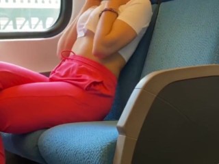 電車の中で人前でフェラ未知の女の子!