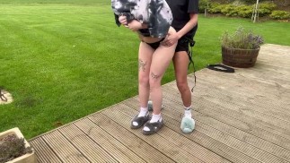 Les lesbiennes se font presque prendre en train de baiser en public (plus sur onlyfans@girlsonfilm333)