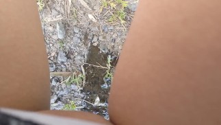 Japanische Frau pinkelt im Freien.