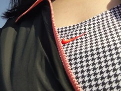 巨乳で黒乳首な日本人女性は、お散歩しながらおっぱい出してたら通行人に遭遇して慌てふためく♥️ - Screenshot 2 of 16 - Japan