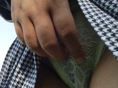野外にもかかわらず、濡れて勃起したクリトリスをパンツの上から触って快感を得る変態日本人女性♥️ - Screenshot 11 of 16 - Japan