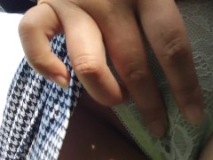 野外にもかかわらず、濡れて勃起したクリトリスをパンツの上から触って快感を得る変態日本人女性♥️ - Screenshot 7 of 16 - Japanese